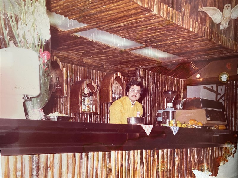 Luigi Lavarra nel suo Cin Cin Bar