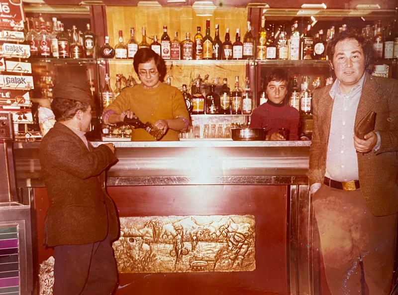 Luigi Lavarra a lavoro nel Cin Cin Bar