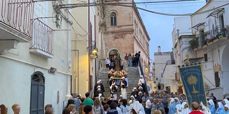 La processione dell'Addolorata La processione dell'Addolorata