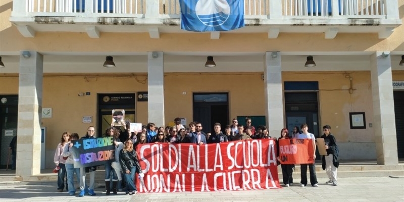 Gli studenti sotto al Municipio