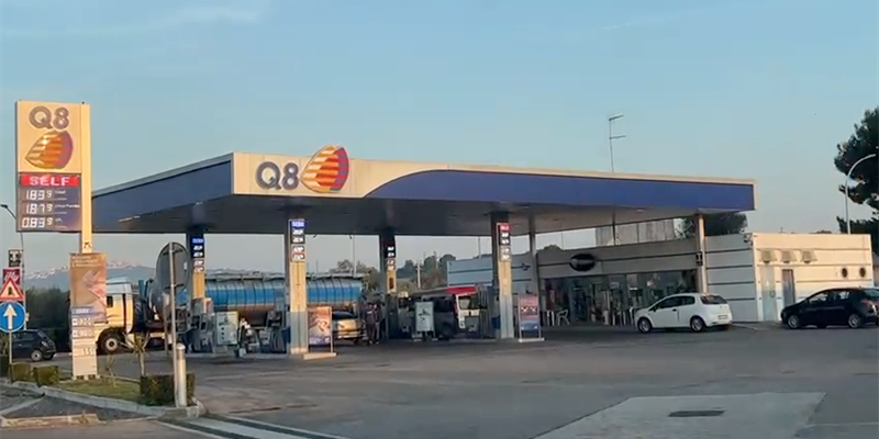 La stazione di servizio Q8, sita sulla strada statale 7 La stazione di servizio Q8, sita sulla strada statale 7
