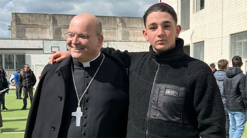 Il vescovo Iannuzzi in visita agli alunni dell'Orazio Flacco