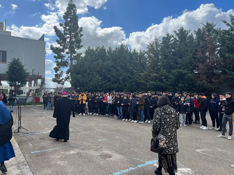 Il vescovo Iannuzzi in visita agli alunni dell'Orazio Flacco