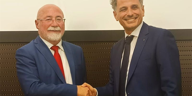 Stretta di mano tra Colacicco e Bavaro
