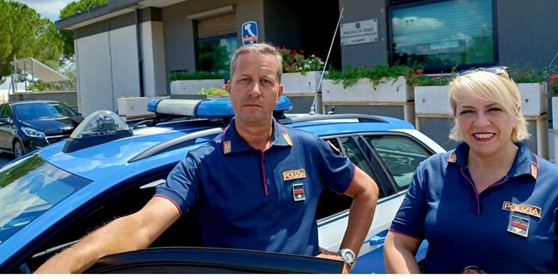 I poliziotti che hanno ritrovato il portafoglio I poliziotti che hanno ritrovato il portafoglio
