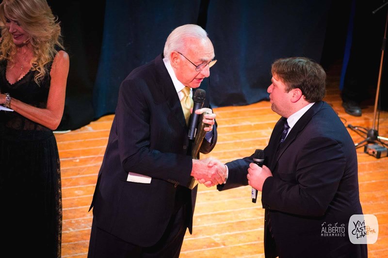 Pippo Baudo premiato sul palco del Cineteatro Valentino