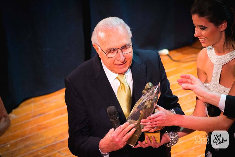 Pippo Baudo premiato sul palco del Cineteatro Valentino