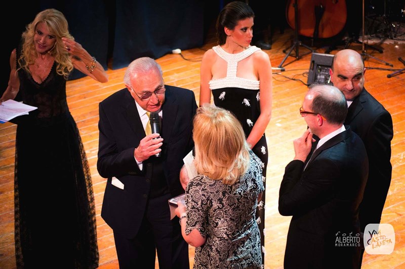 Pippo Baudo premiato sul palco del Cineteatro Valentino