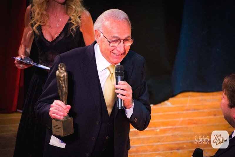 Pippo Baudo premiato sul palco del Cineteatro Valentino