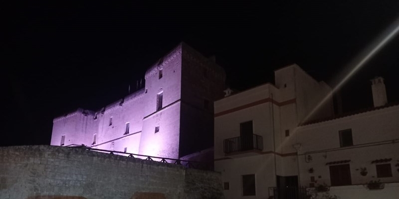 Il castello Stella Caracciolo si tinge di viola
