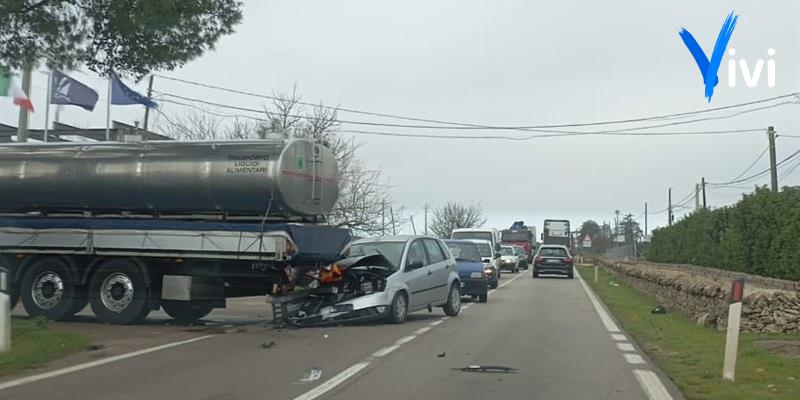 Auto contro mezzo pesante: scontro sulla strada per Laterza
