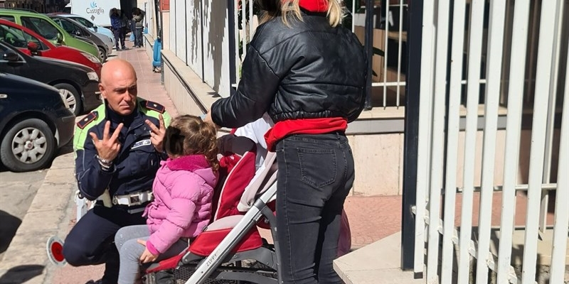 La bimba e l'agente della Polizia Locale La bimba e l'agente della Polizia Locale