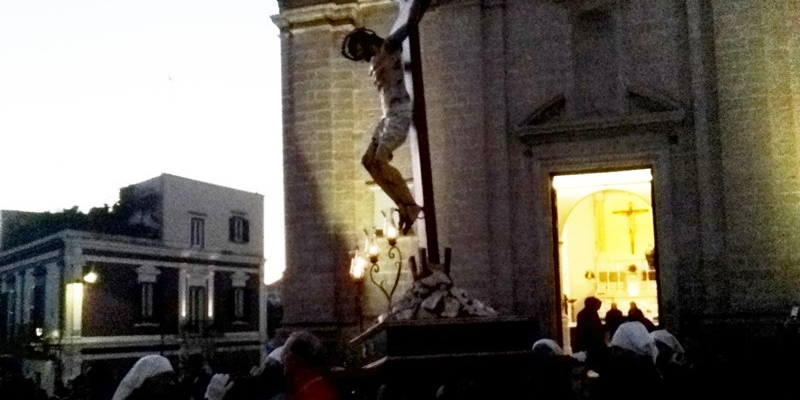 La Via Crucis ha lasciato le chiese ed è scesa per le strade