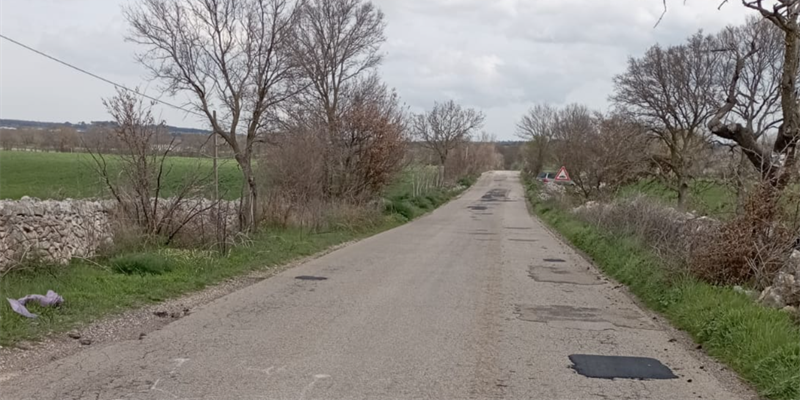 Noci-Castellaneta, buche rattoppate sulla "strada di nessuno"