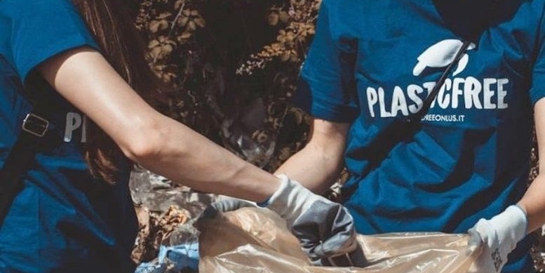 I volontari della Onlus Plastic Free I volontari della Onlus Plastic Free