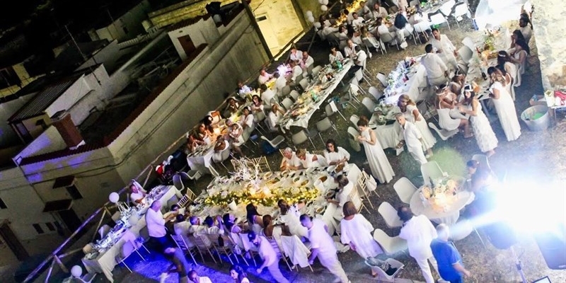 Eleganza e condivisione: torna la Cena in bianco al castello