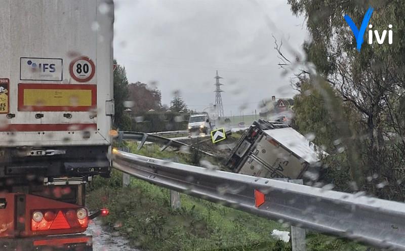 Camion nella scarpata