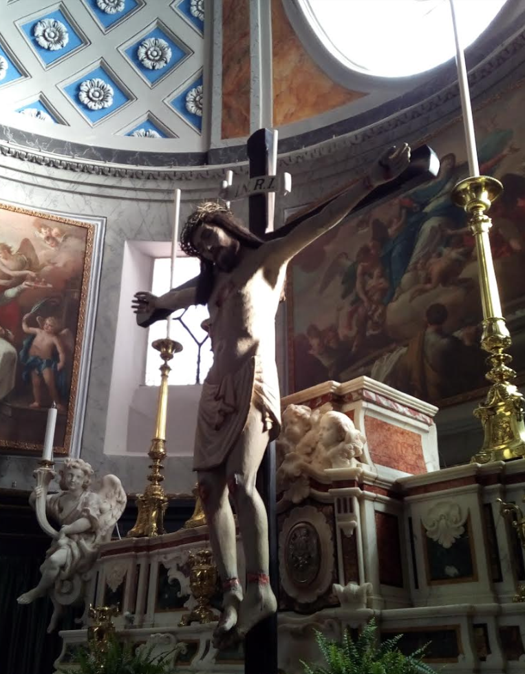  l'antico Cristo crocifisso esposto sull'altare centrale