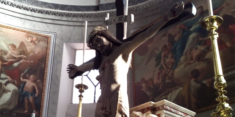  l'antico Cristo crocifisso esposto sull'altare centrale