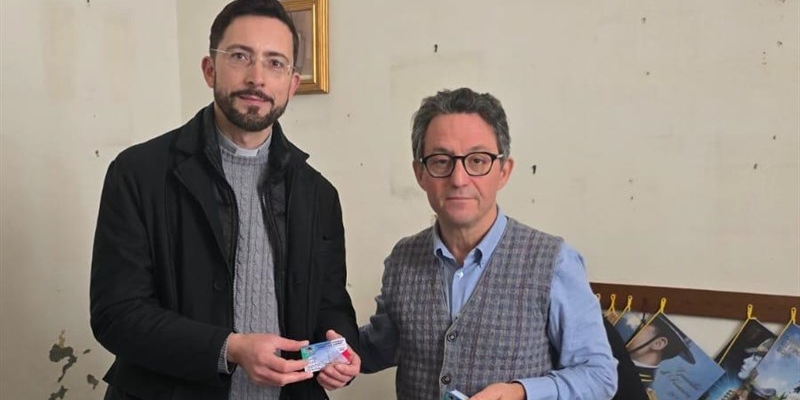 La consegna delle nuove tessere sociali da parte di Antonio Cerbino La consegna delle nuove tessere sociali da parte di Antonio Cerbino