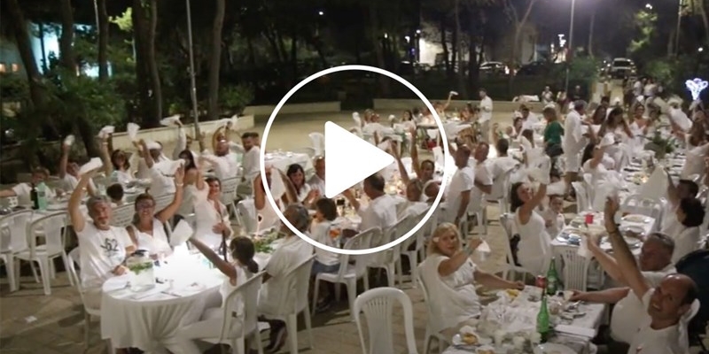 Risate, brindisi e solidarietà nella quarta edizione di Cena in Bianco