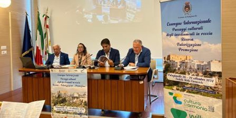 Il tavolo dei relatori Il tavolo dei relatori