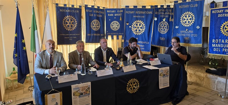 Dalla gravina alle chiese storiche, fino ai riti della Settimana Santa: la città accoglie soci rotariani da Puglia e Basilicata