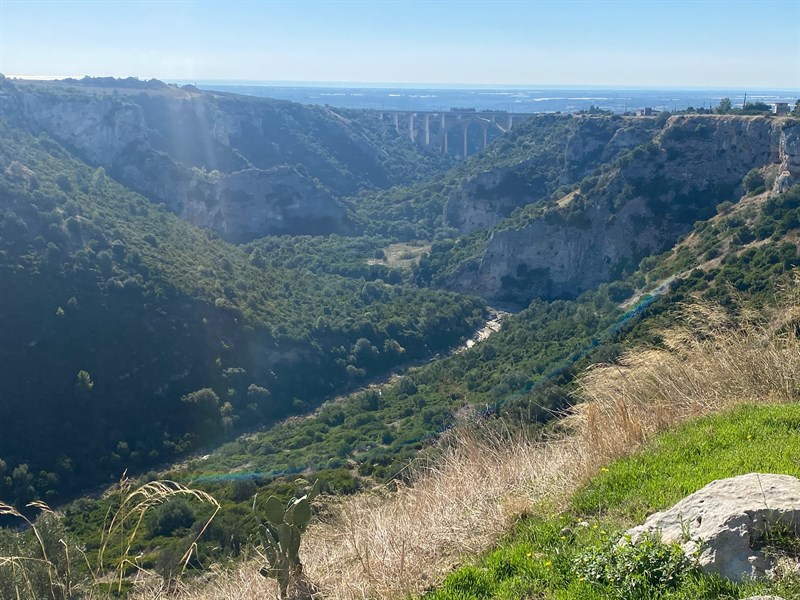 Dalla gravina alle chiese storiche, fino ai riti della Settimana Santa: la città accoglie soci rotariani da Puglia e Basilicata