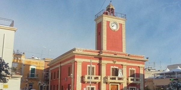 Un abbraccio di luci per l’avvio del Natale