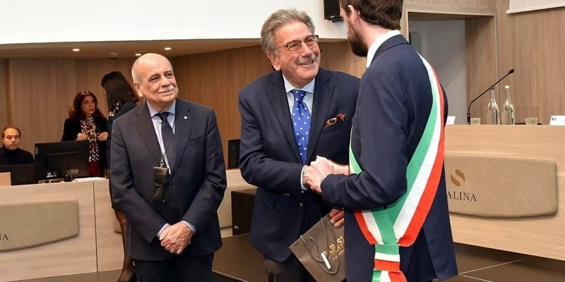 Al centro il ginecologo mottolese Angelo Lattarulo