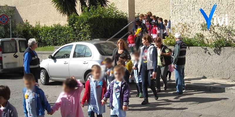 Nonni Civici a lavoro nei pressi delle scuole