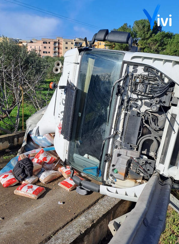 Tir nella scarpata: attimi di paura sulla strada statale 100