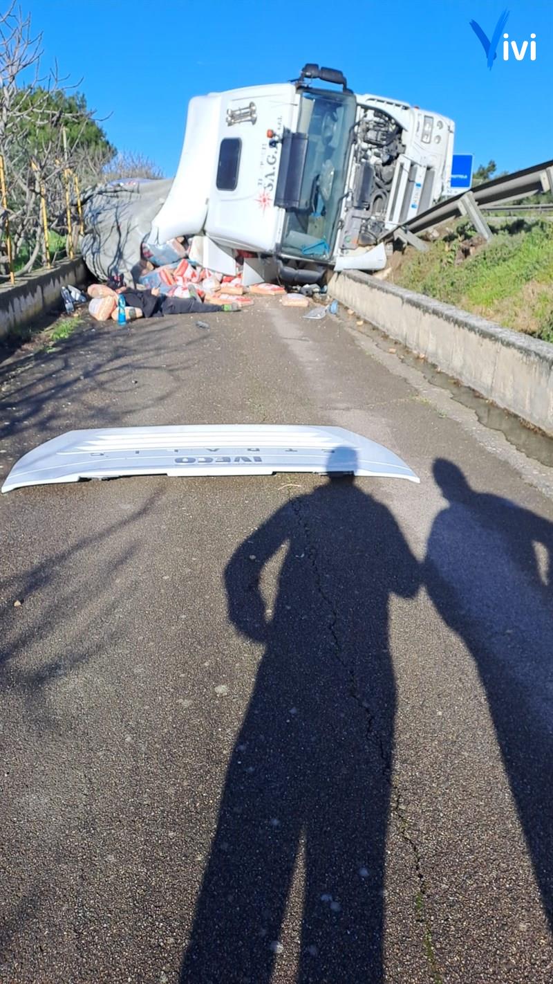 Tir nella scarpata: attimi di paura sulla strada statale 100