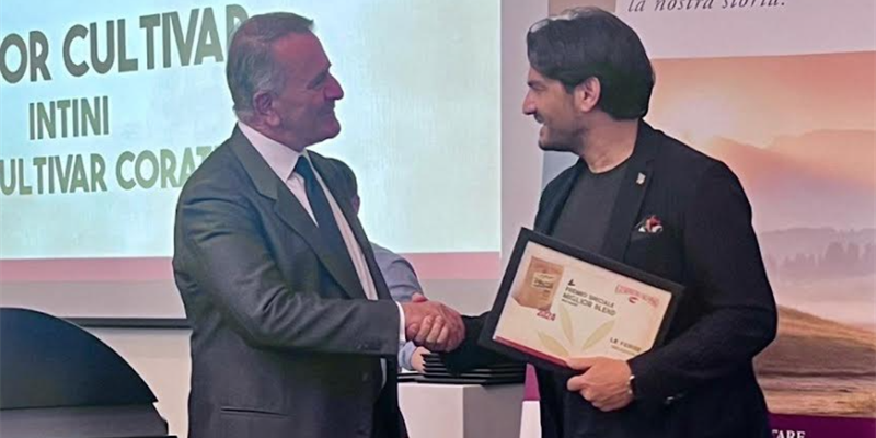 La consegna nel corso di Guida “Oli d’Italia 2024” del Gambero Rosso (Vinitaly) La consegna nel corso di Guida “Oli d’Italia 2024” del Gambero Rosso (Vinitaly)