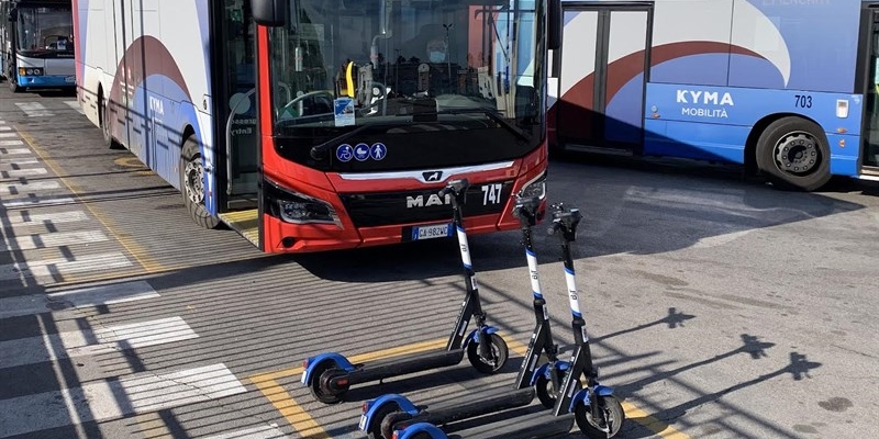 Centinaia di alunni in autobus per una festa a Porte dello Jonio