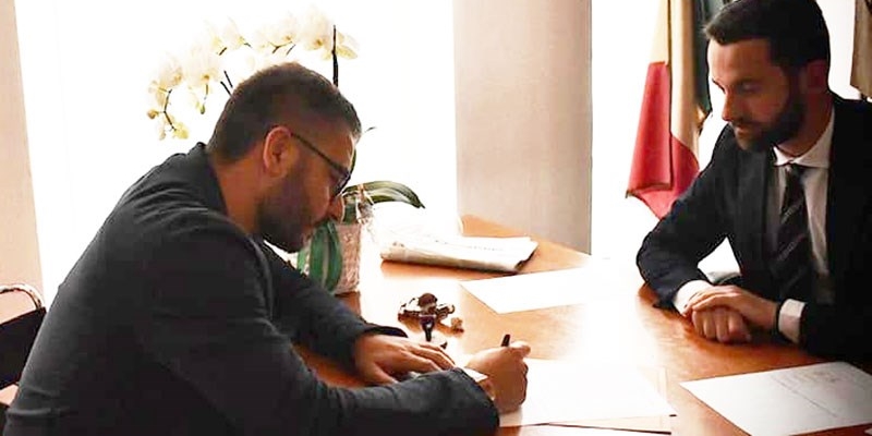 Il vicesindaco D'Ambrosio nel momento in cui firmò il suo ingresso in giunta Il vicesindaco D'Ambrosio nel momento in cui firmò il suo ingresso in giunta