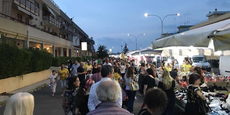 Mercato serale a Castellaneta Mercato serale a Castellaneta