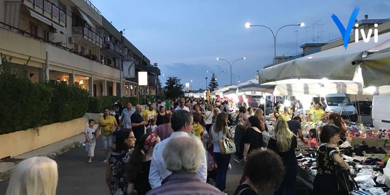 Mercato serale a Castellaneta Mercato serale a Castellaneta