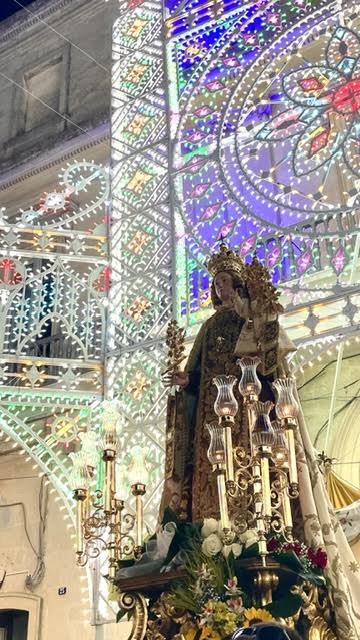 Infiorata del LabUM e devozione: Mottola celebra la Madonna del Carmine