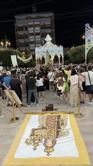Infiorata del LabUM e devozione: Mottola celebra la Madonna del Carmine