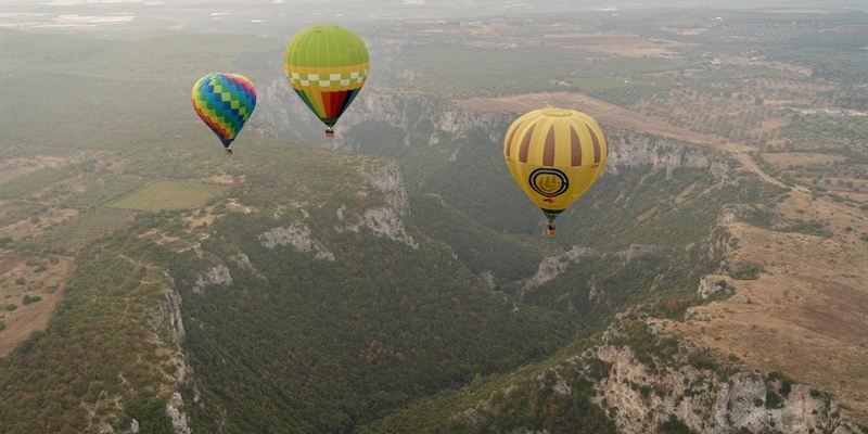 Mongolfiere sorvolano le gravine Mongolfiere sorvolano le gravine
