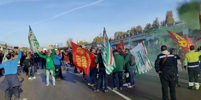 Sciopero all’ex Ilva, lavoratori bloccano la Statale