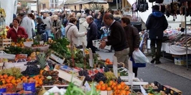 Mercato settimanale (immagine di repertorio) Mercato settimanale (immagine di repertorio)