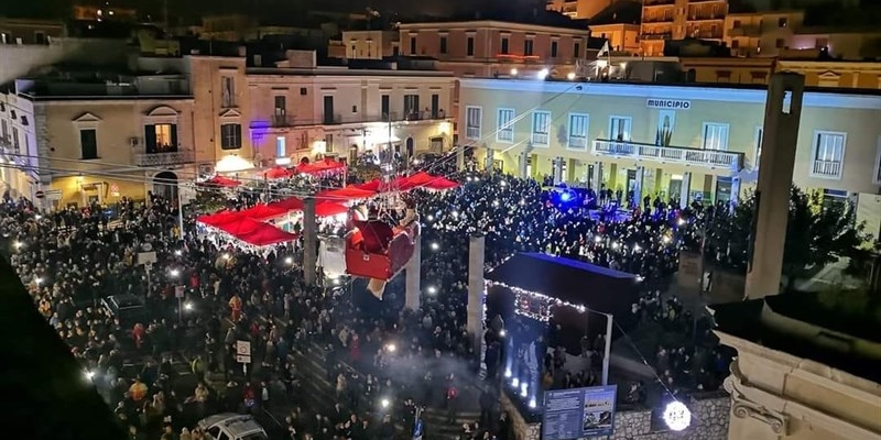Tutti col naso all'insù: torna la "Calata di Babbo Natale"