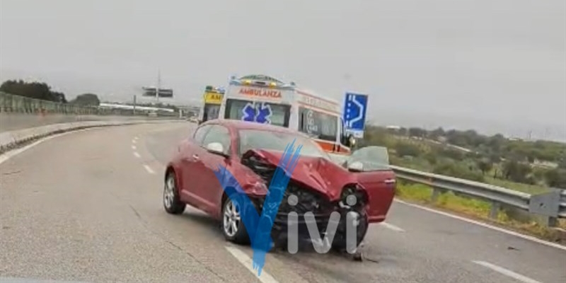 Pericoloso scontro tra auto: due ambulanze sulla statale 106