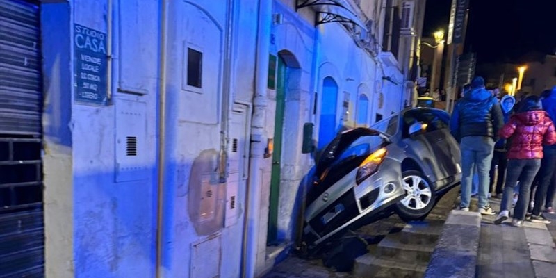 Auto giù nel vicolo: paura in via San Francesco