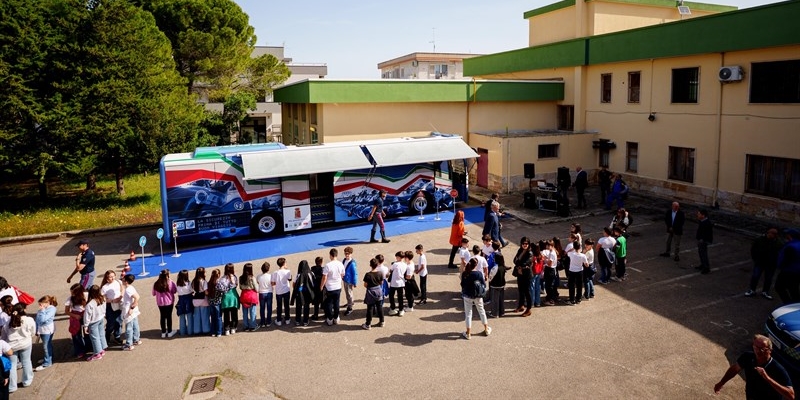 A scuola di sicurezza con il Pullman Azzurro a Mottola