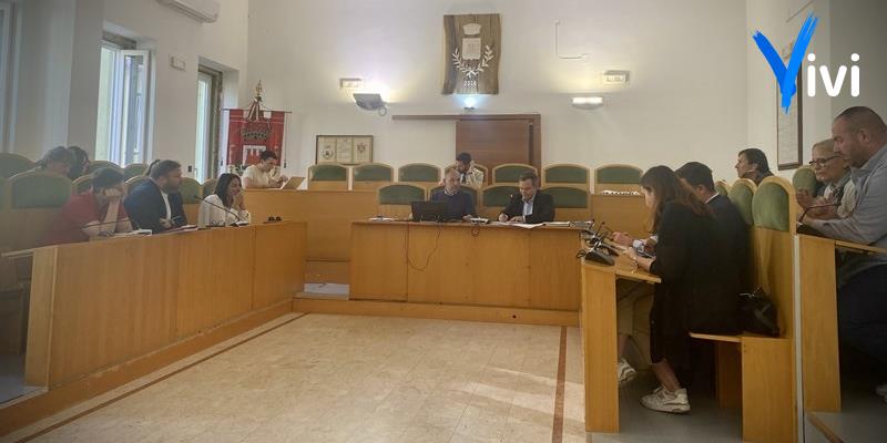 Il Comune sospende il bando spiagge e il sindaco promette una nuova delibera: rendiconto rinviato a domani