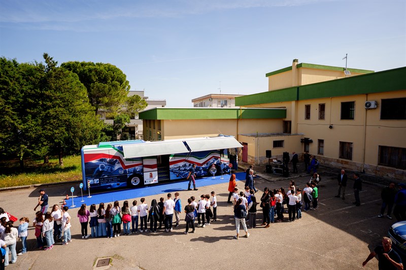 A scuola di sicurezza con il Pullman Azzurro a Mottola
