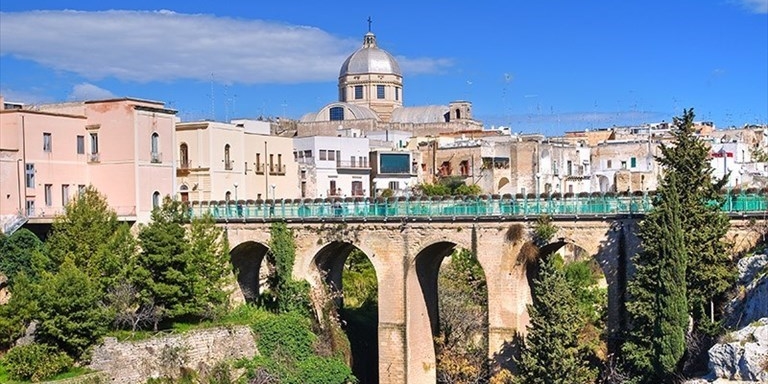 Le Grotte Parlanti tra poesia e musica nella gravina